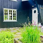 Historic Log House At The Foot Of Middagstind * Mandalen