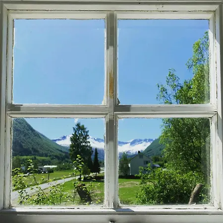 Historic Log House At The Foot Of Middagstind Semesterbostad *