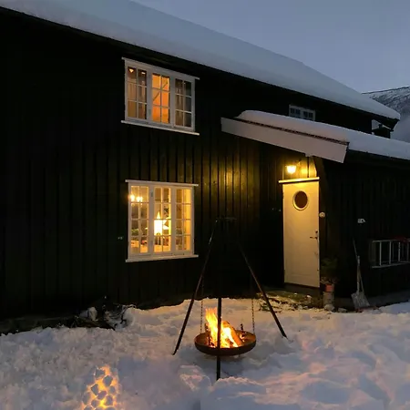 Historic Log House At The Foot Of Middagstind Vakantiehuis Mandalen